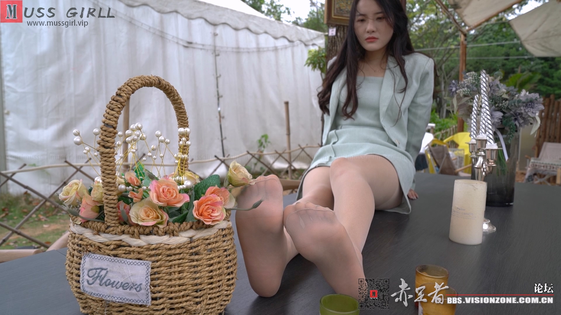 [MussGirl]慕丝女郎视频 No.026 国画老师婉萍女神着OL职业装公园秀足 [MP4-2.61GB]-优选资源网