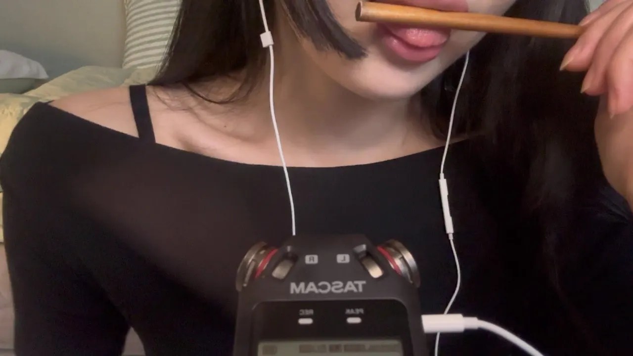 [햄니 asmr]木筷和木勺吸食音：放松心灵，聆听每一口的细腻口腔音-迷路的番茄-优选资源网