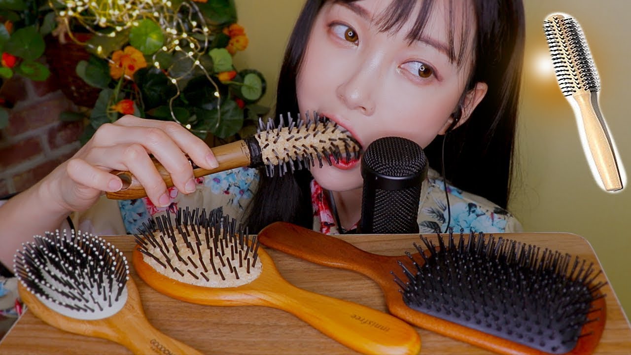 ASMR EDIBLE *ROLL* HAIR BRUSH EATING CRUNCHY&CRISPY 먹는 빗 먹방 食用ヘアブラシ 食用毛刷-Eunzel ASMR 은젤-优选资源网