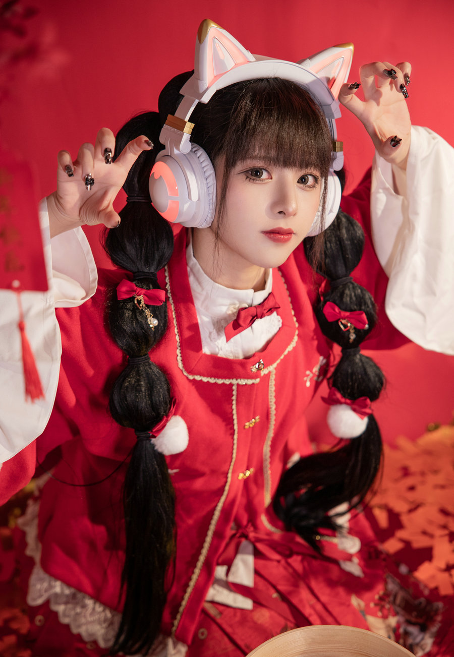 腥味猫罐 – 新年快乐 [12P-82MB]-优选资源网