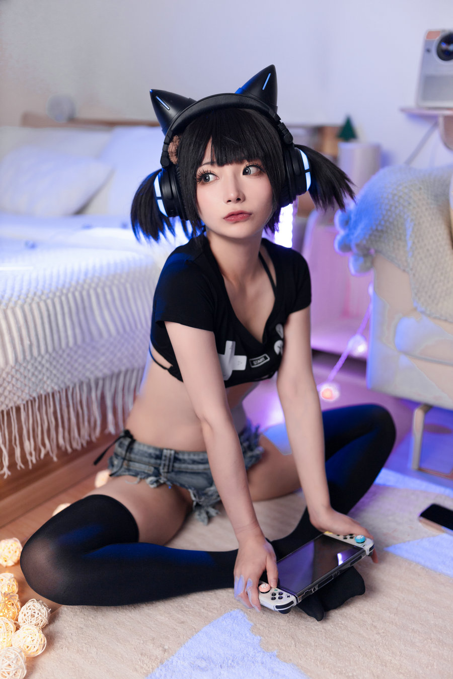 是三不是世w – 偷玩游戏机的少女 [48P-702MB]-优选资源网
