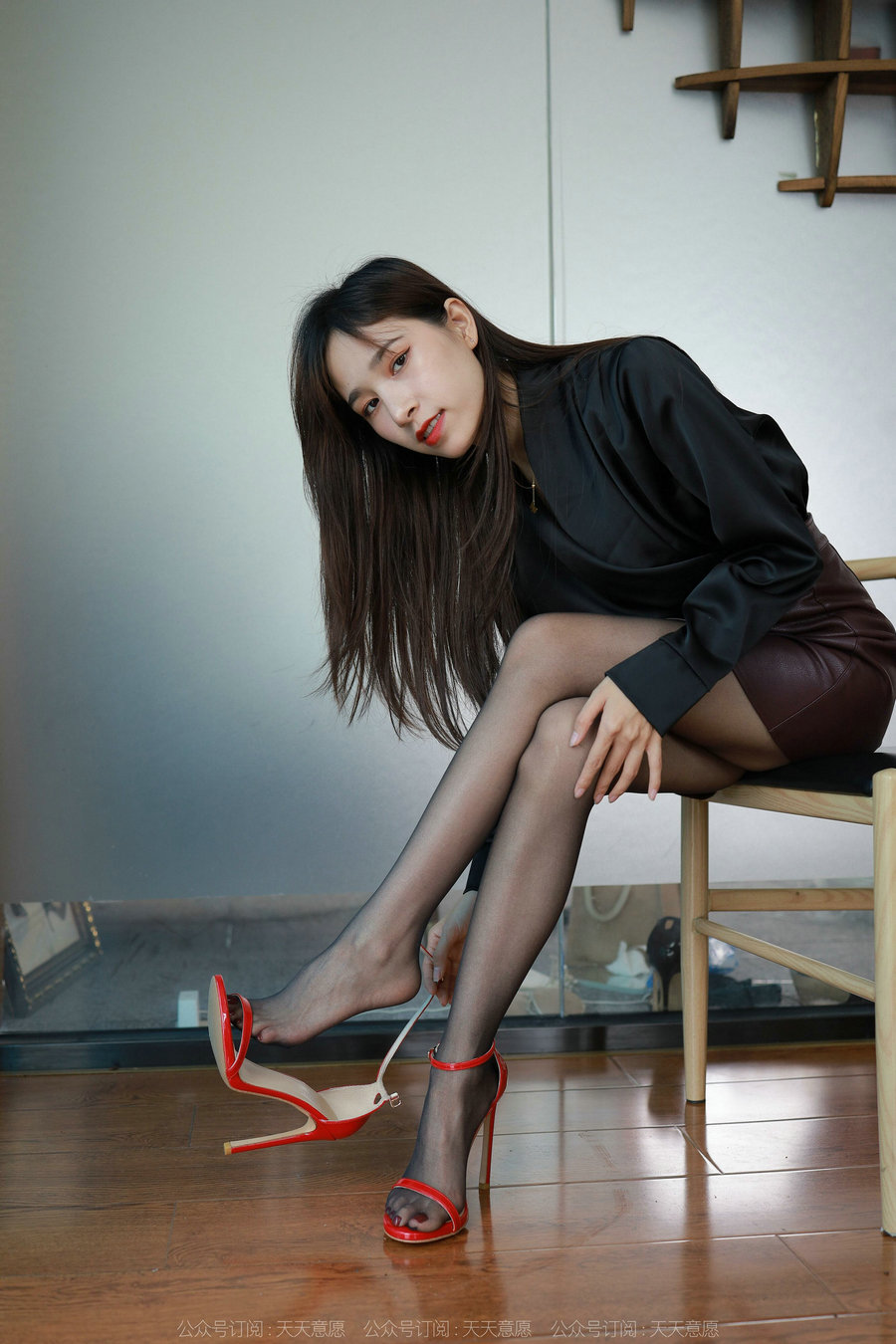 IESS异思趣向 – 模特：美子《椅子下的红高跟》[91P-144MB]-优选资源网